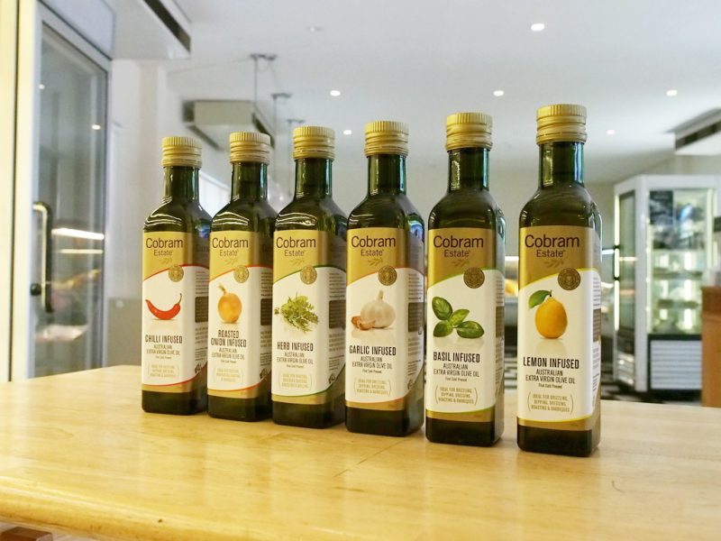 Можно жарить на оливковом масле холодного отжима. Масло Cobram Estate оливковое Lemon Infused. Infused Extra Virgin Olive Oil Lemon. Cobram Estate Extra Virgin Light. Infused Extra Virgin Olive Oil garlic.